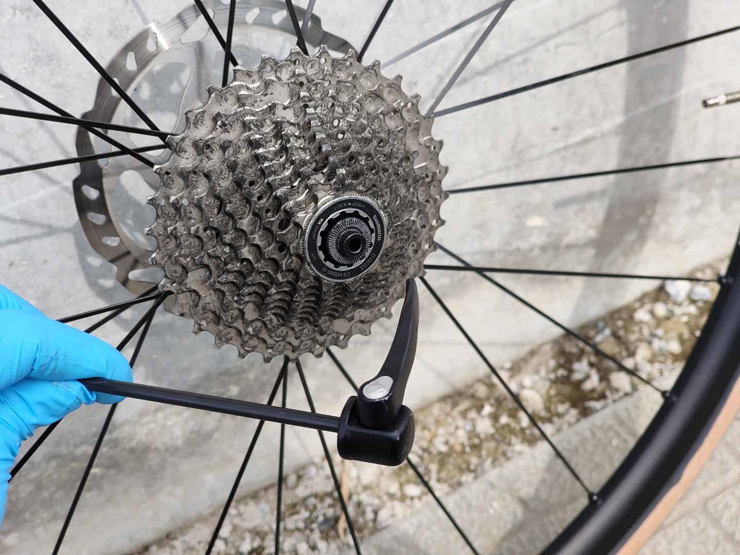 ロードバイクのクイックリリースを外す