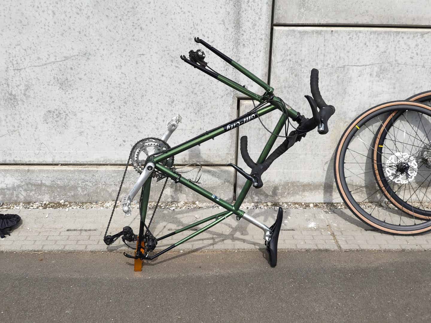 縦型輪行袋のエンド金具で自立状態