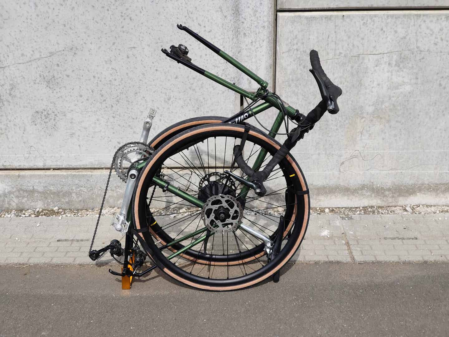 縦型輪行袋のホイールをストラップで固定