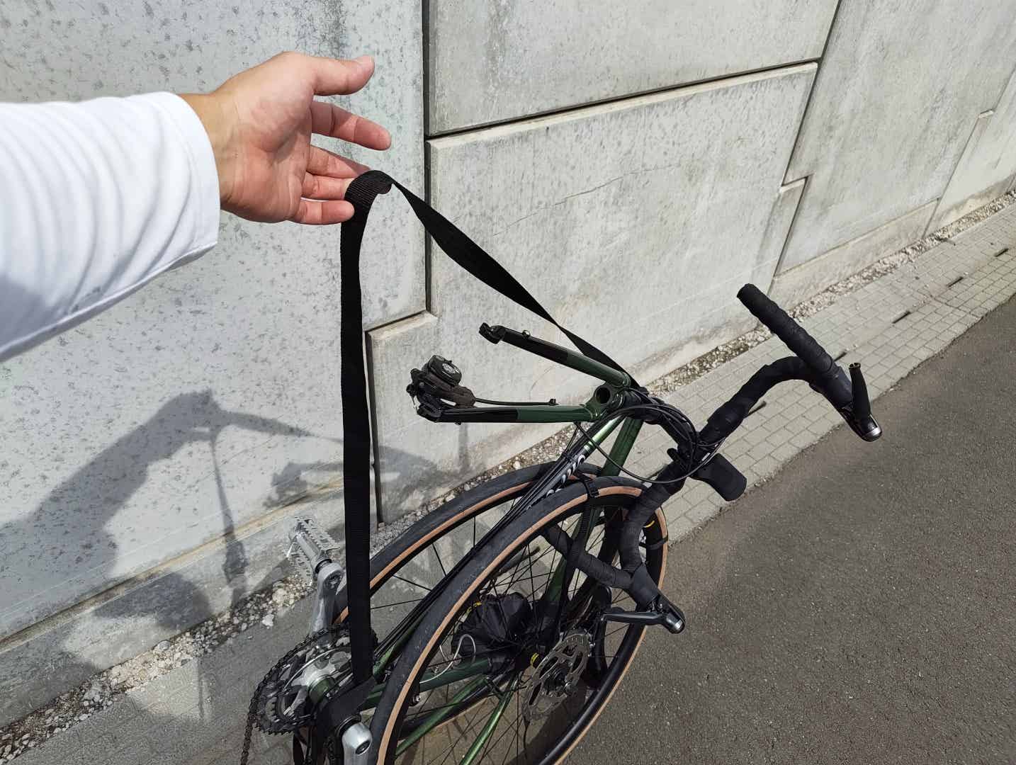 縦型輪行袋のショルダーストラップ取り付け