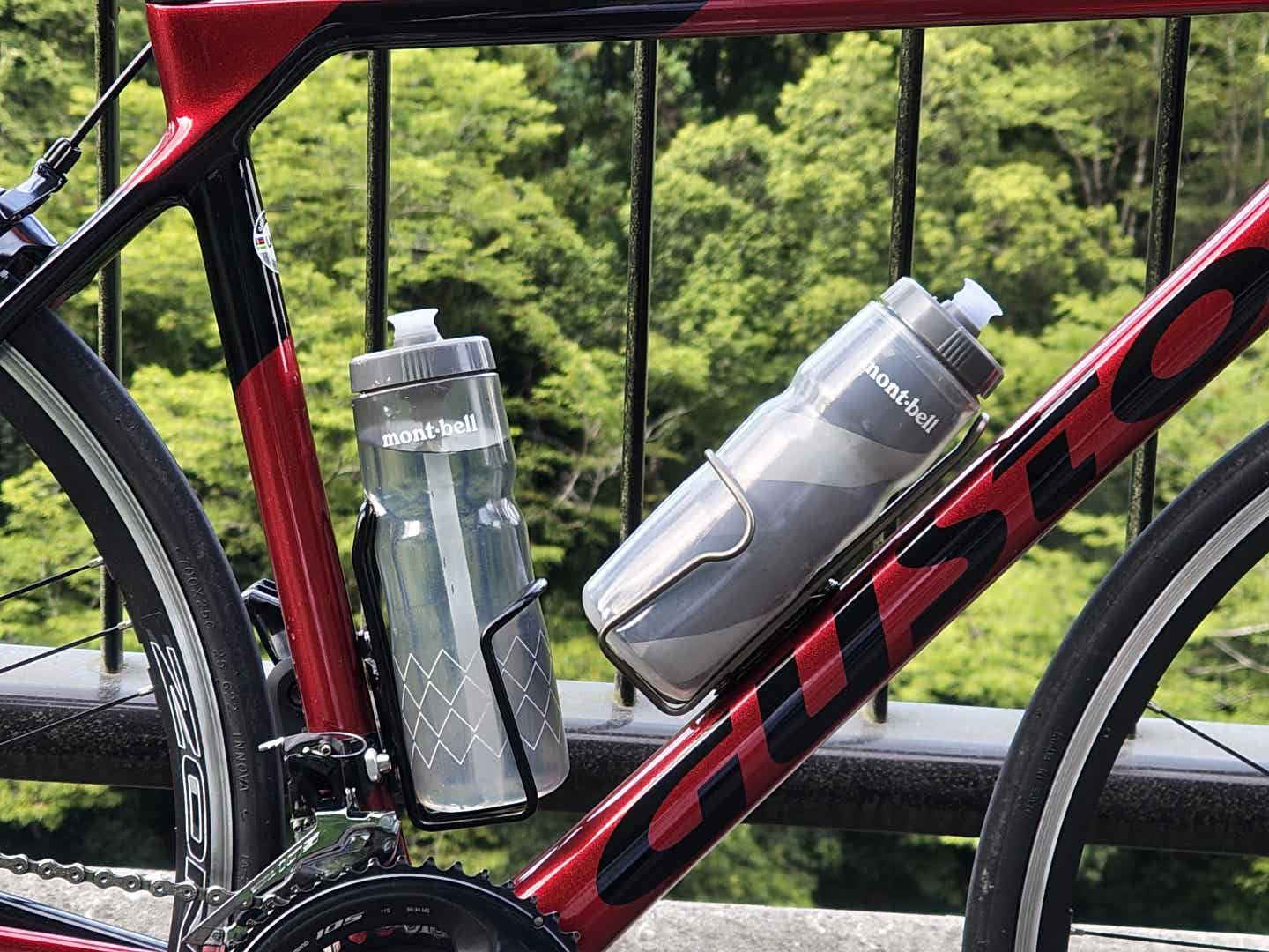 ロードバイクに刺したモンベルスクイズボトル