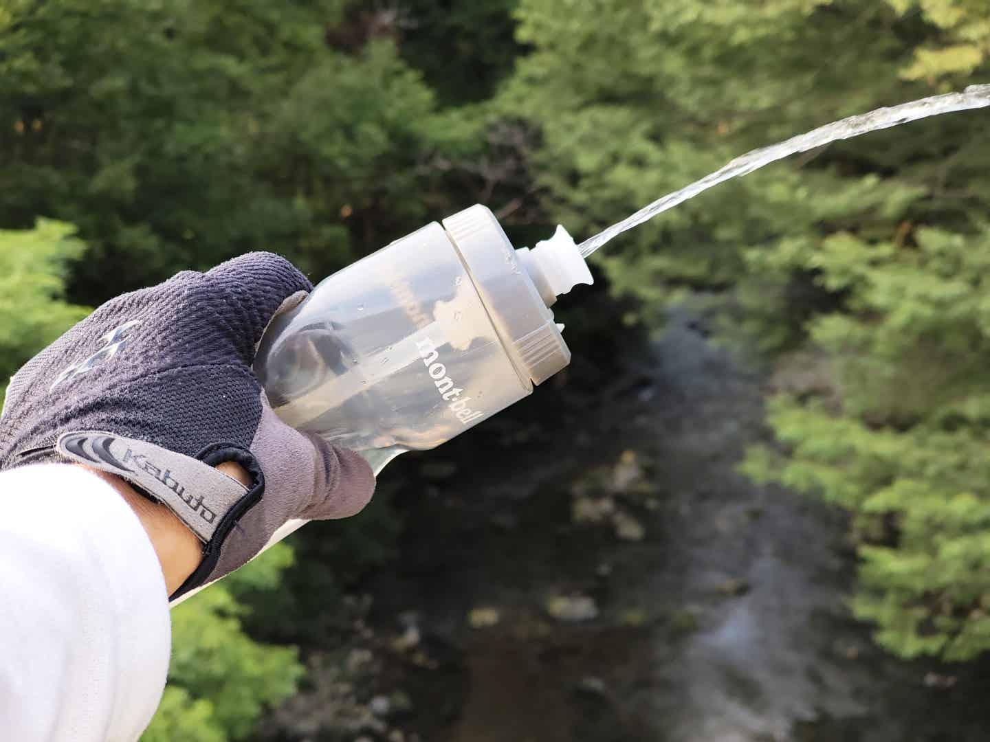 モンベルスクイズボトルを握って出しているところ