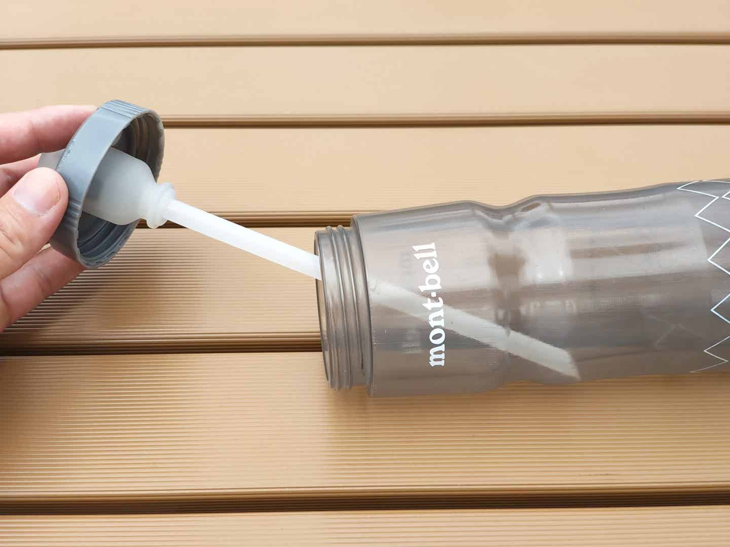 モンベルスクイズボトルの内蔵ストロー