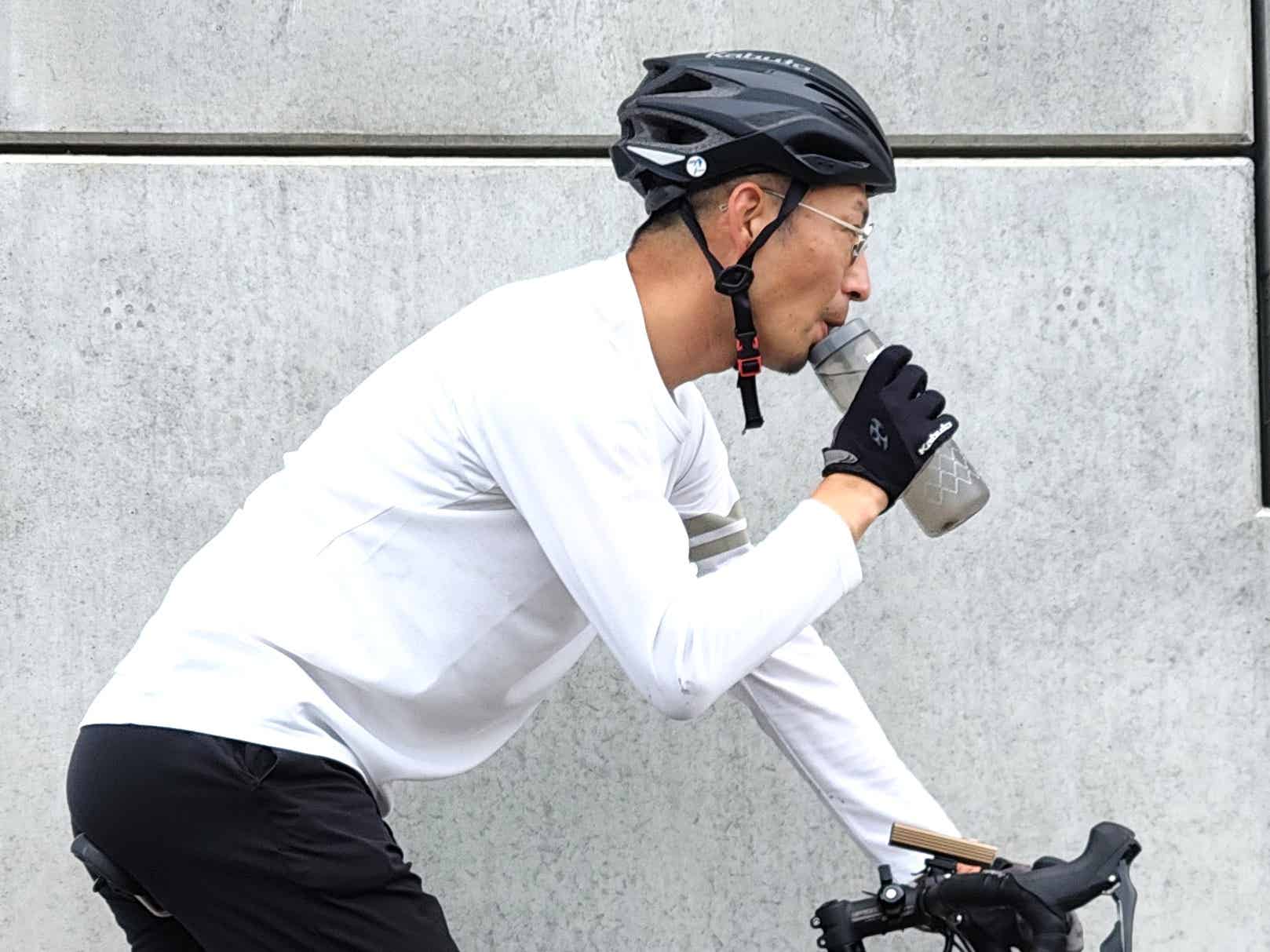 モンベルスクイズボトルを飲む筆者