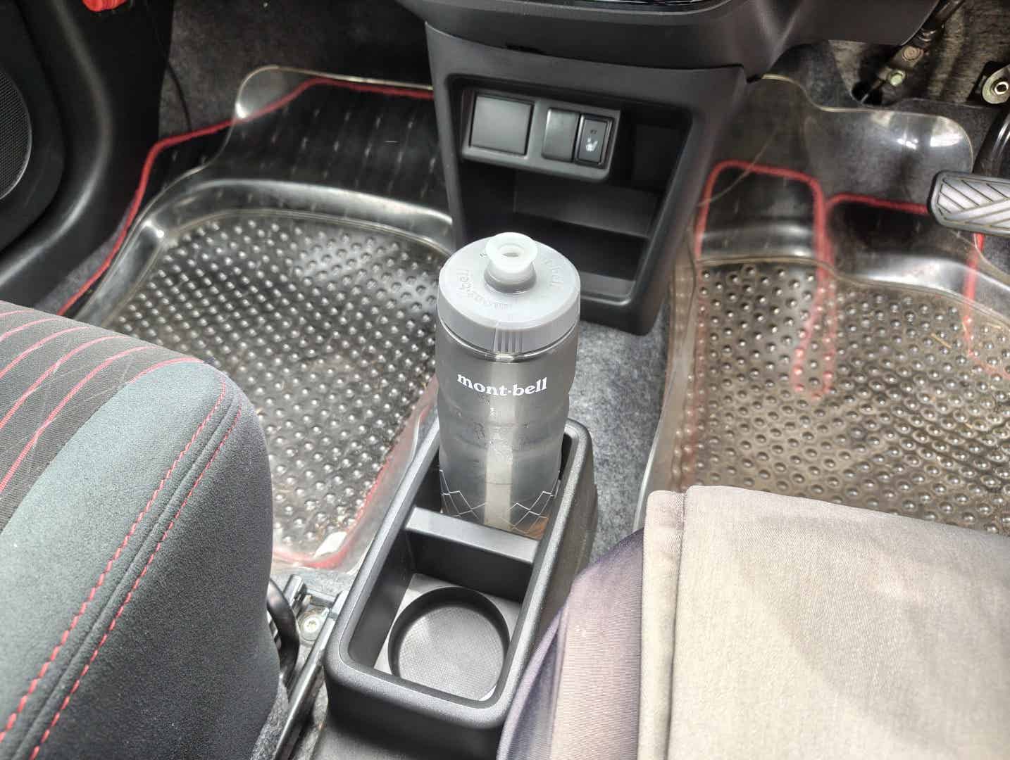モンベルスクイズボトルを車で使う