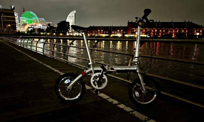 象の鼻パークから見たみなとみらい、赤レンガ倉庫と自転車
