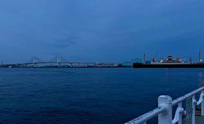 山下公園から見るベイブリッジと氷川丸の夕景