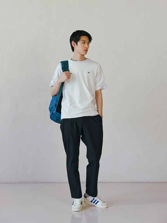マルチテックメッシュTシャツを着た男性