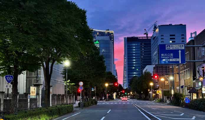 夕焼けに染まる横浜の街