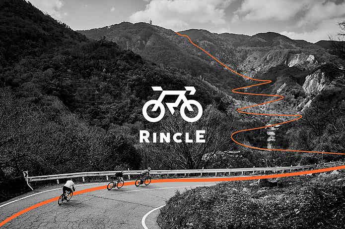峠をロードバイクで走るサイクリストと、RINCLEのロゴ