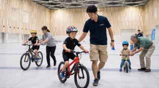 自転車に乗る子ども