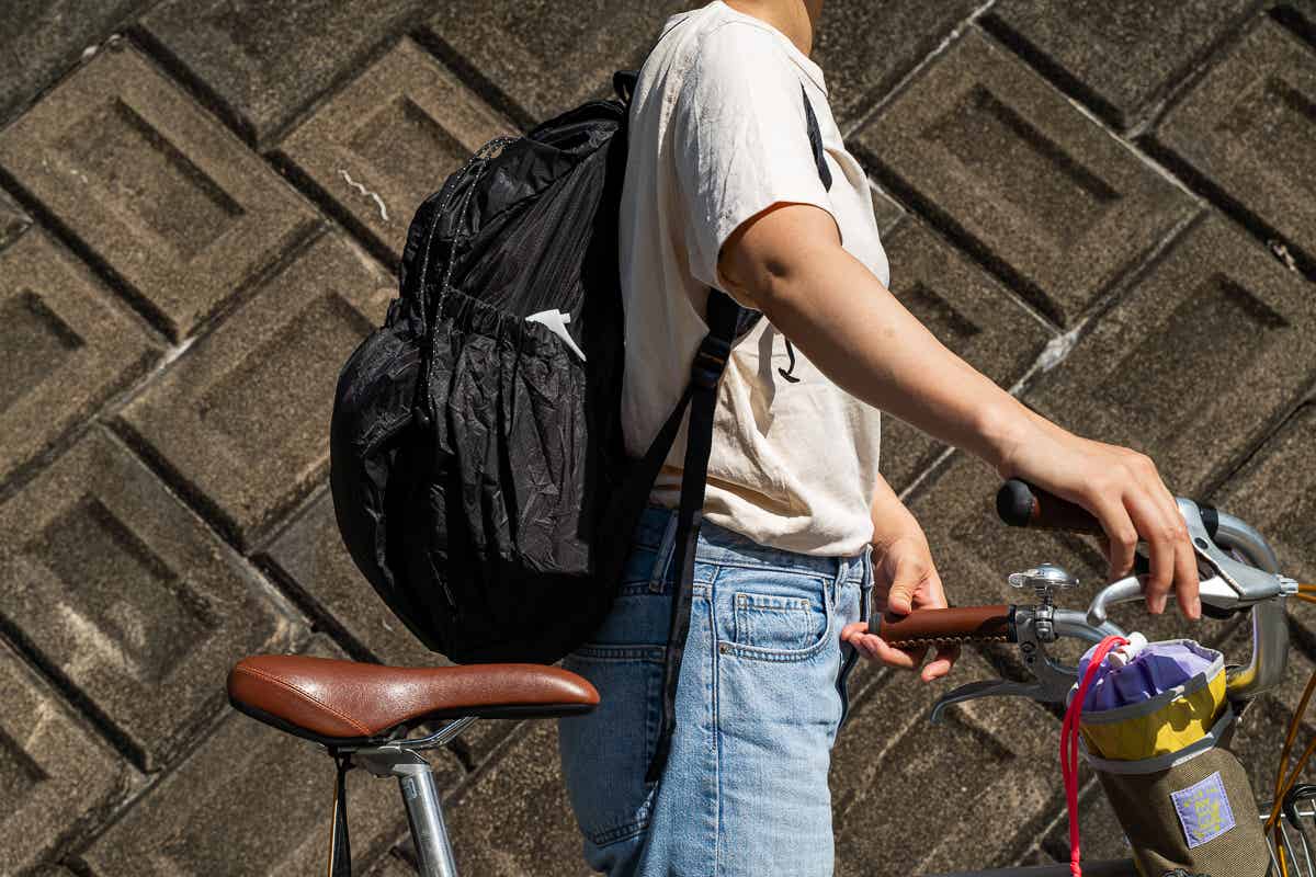 FAIRWEATHER パッカブルパックを背負う女性
