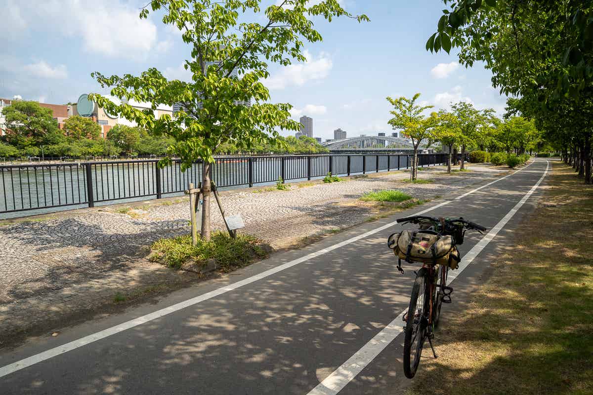 大川沿いの遊歩道