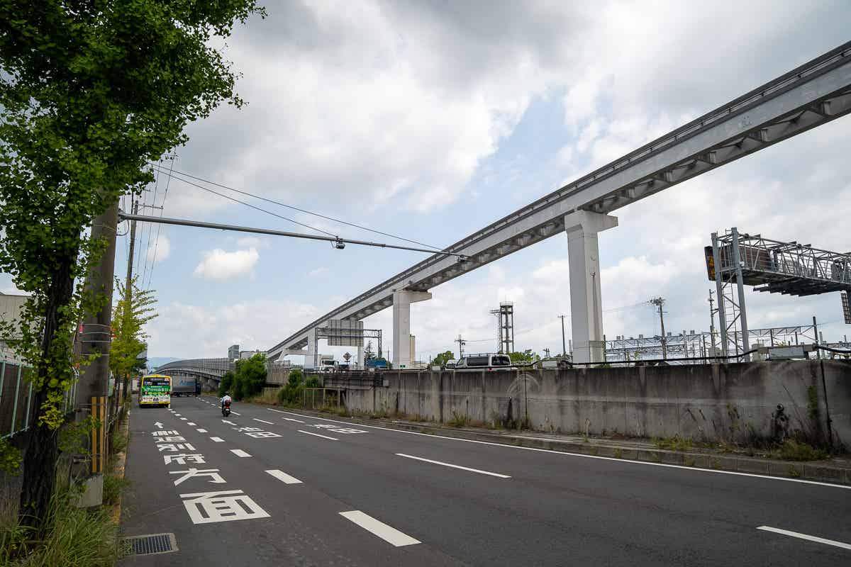 モノレール沿いの道