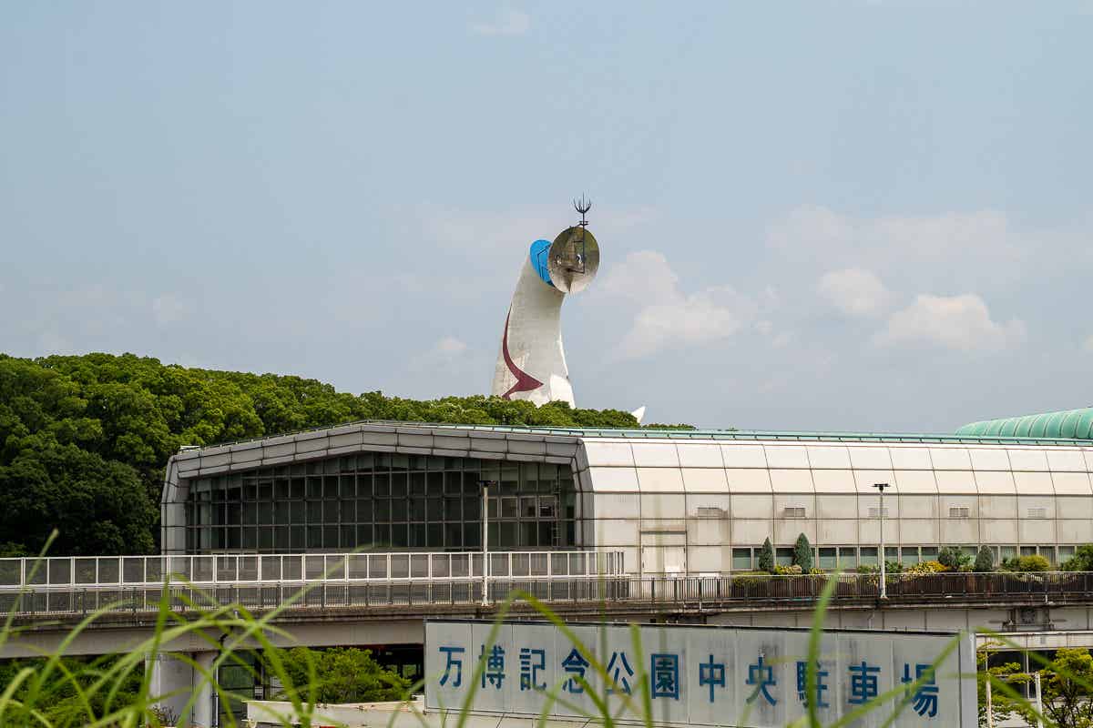 遠くに見える太陽の塔