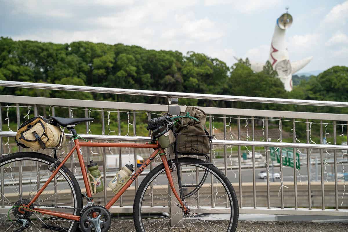 太陽の塔と自転車