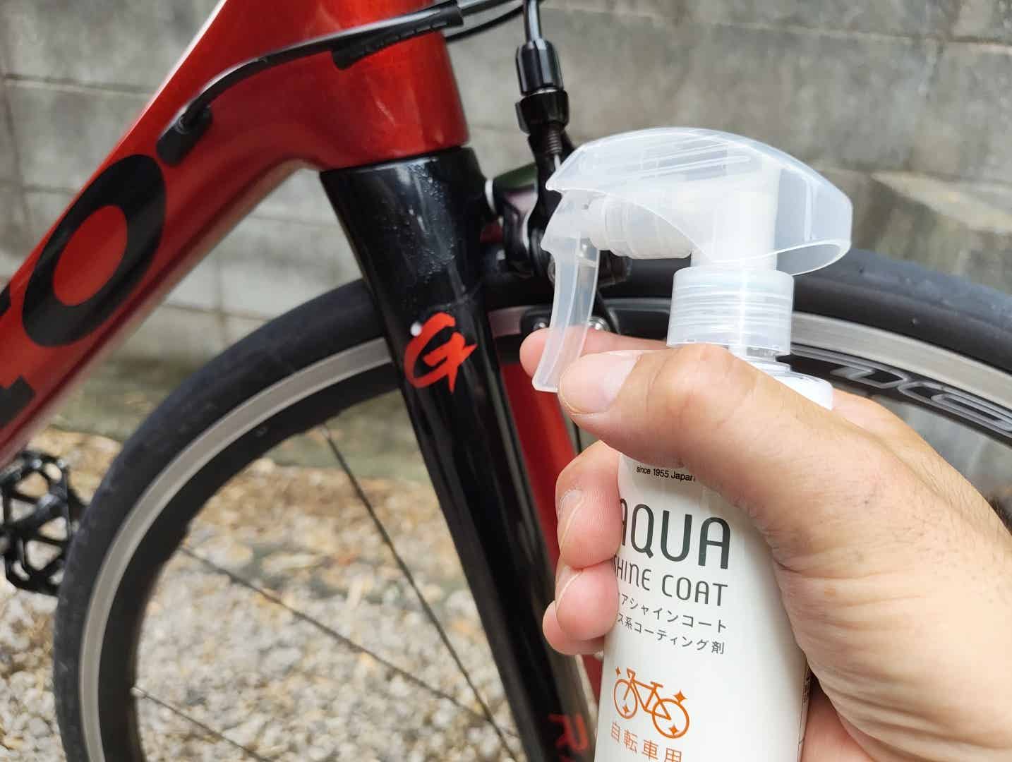 アクアシャインコートを噴射しているところ