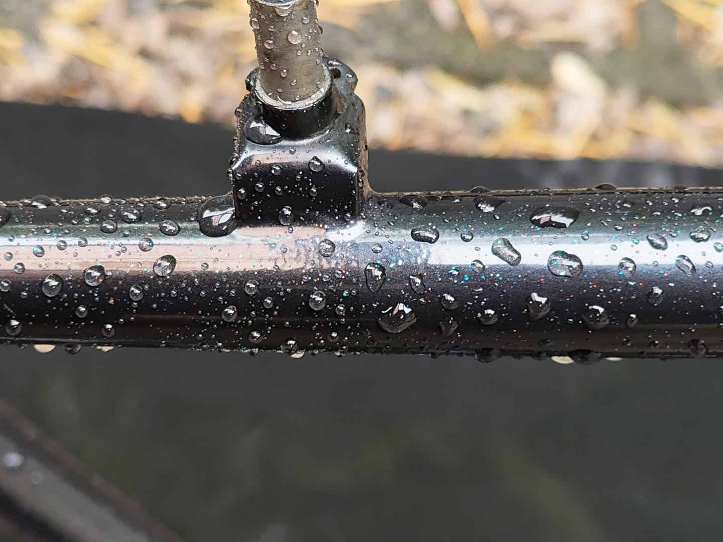 アクアシャインコートを施工したブラックのオールドMTBフレームのはっ水効果