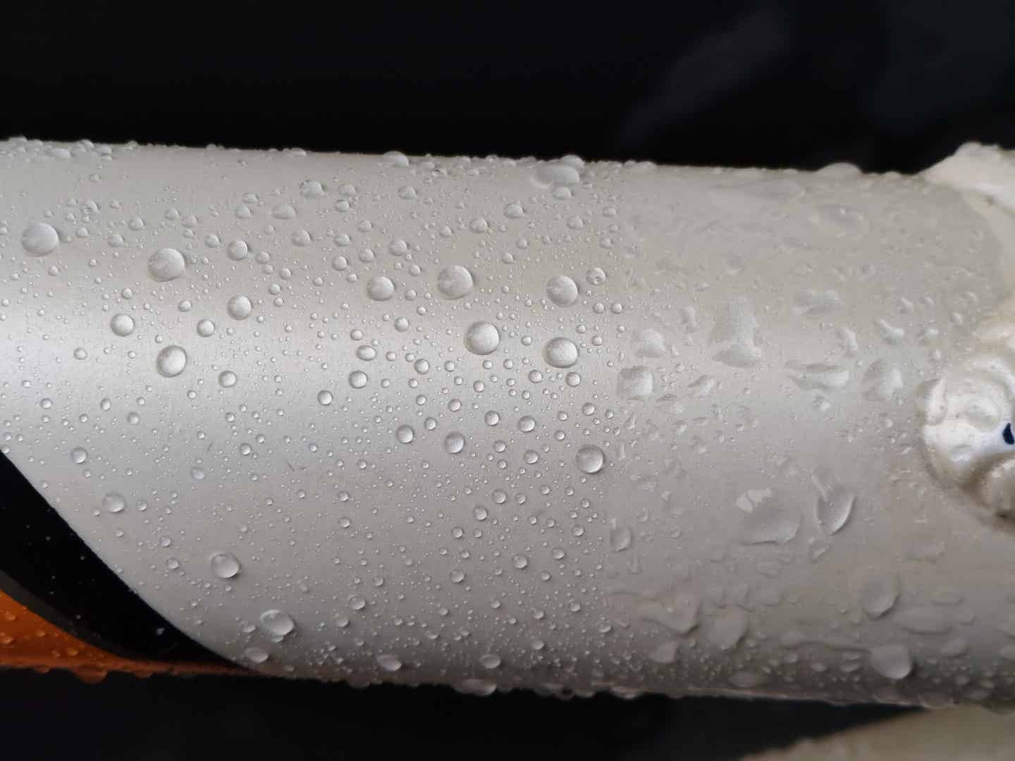 アクアシャインコートを施工したホワイトのフレームのはっ水効果