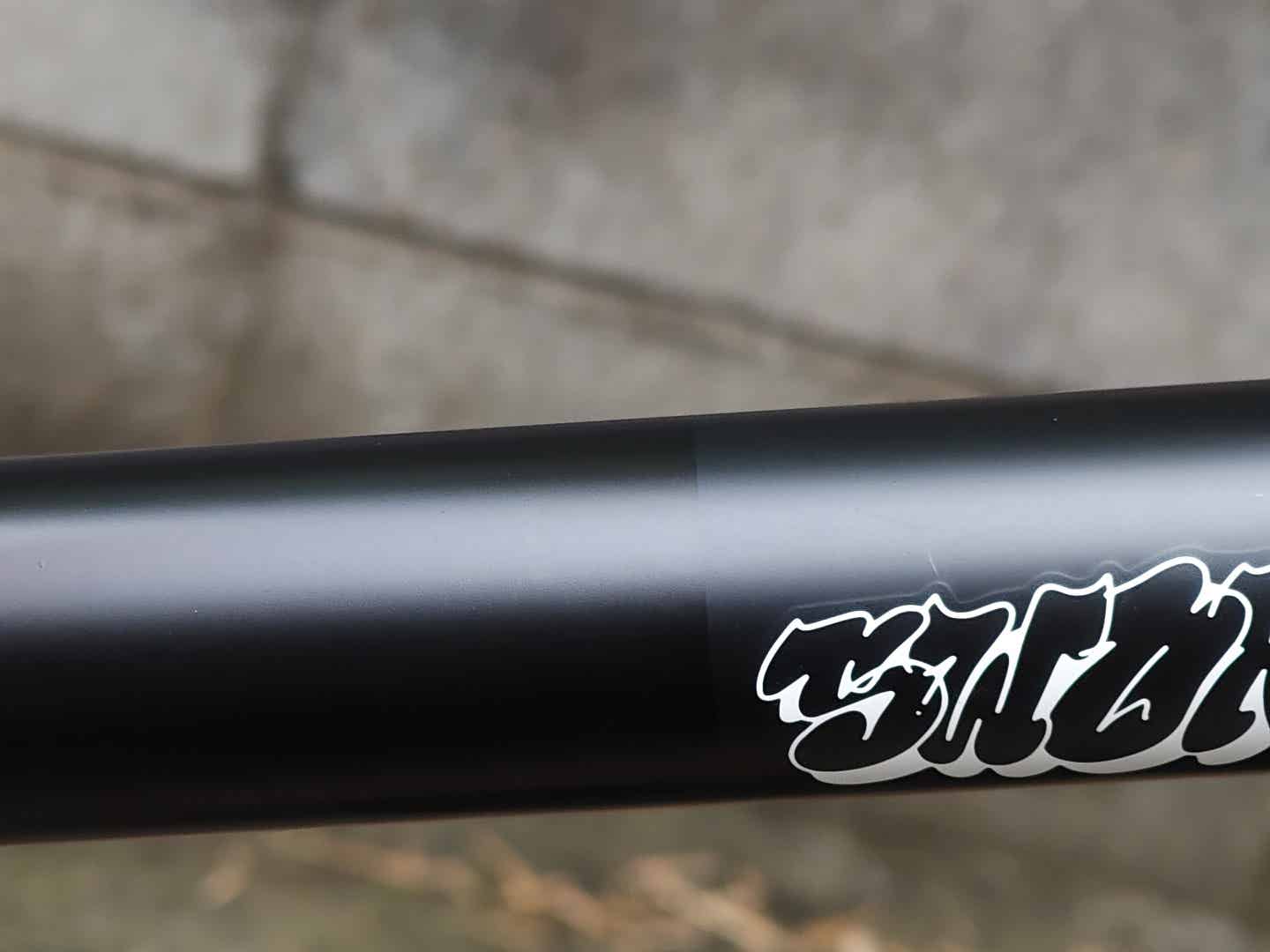 マットブラックフレームでのアクアシャインコート施工比較