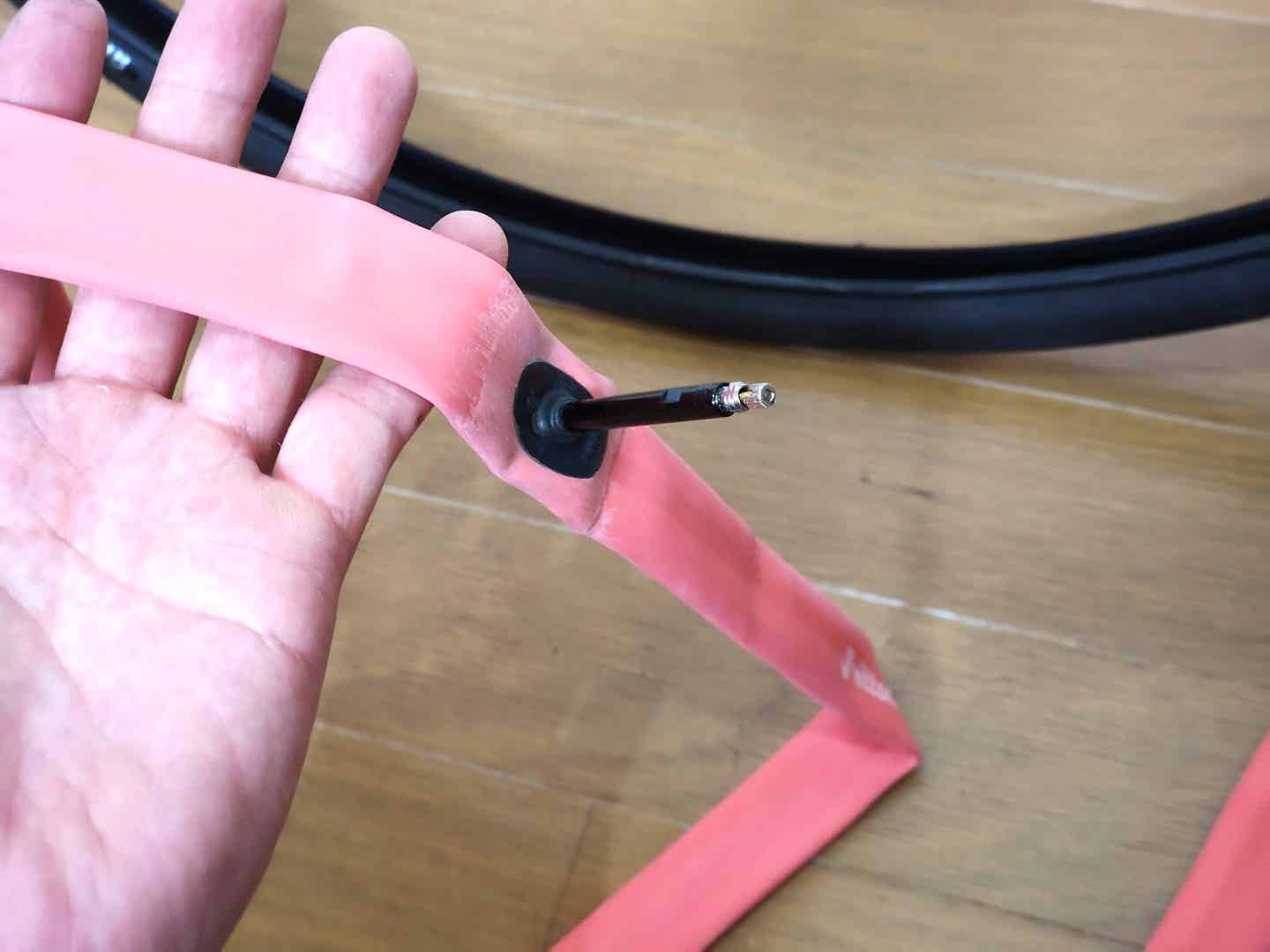 手に取ったラテックスチューブ