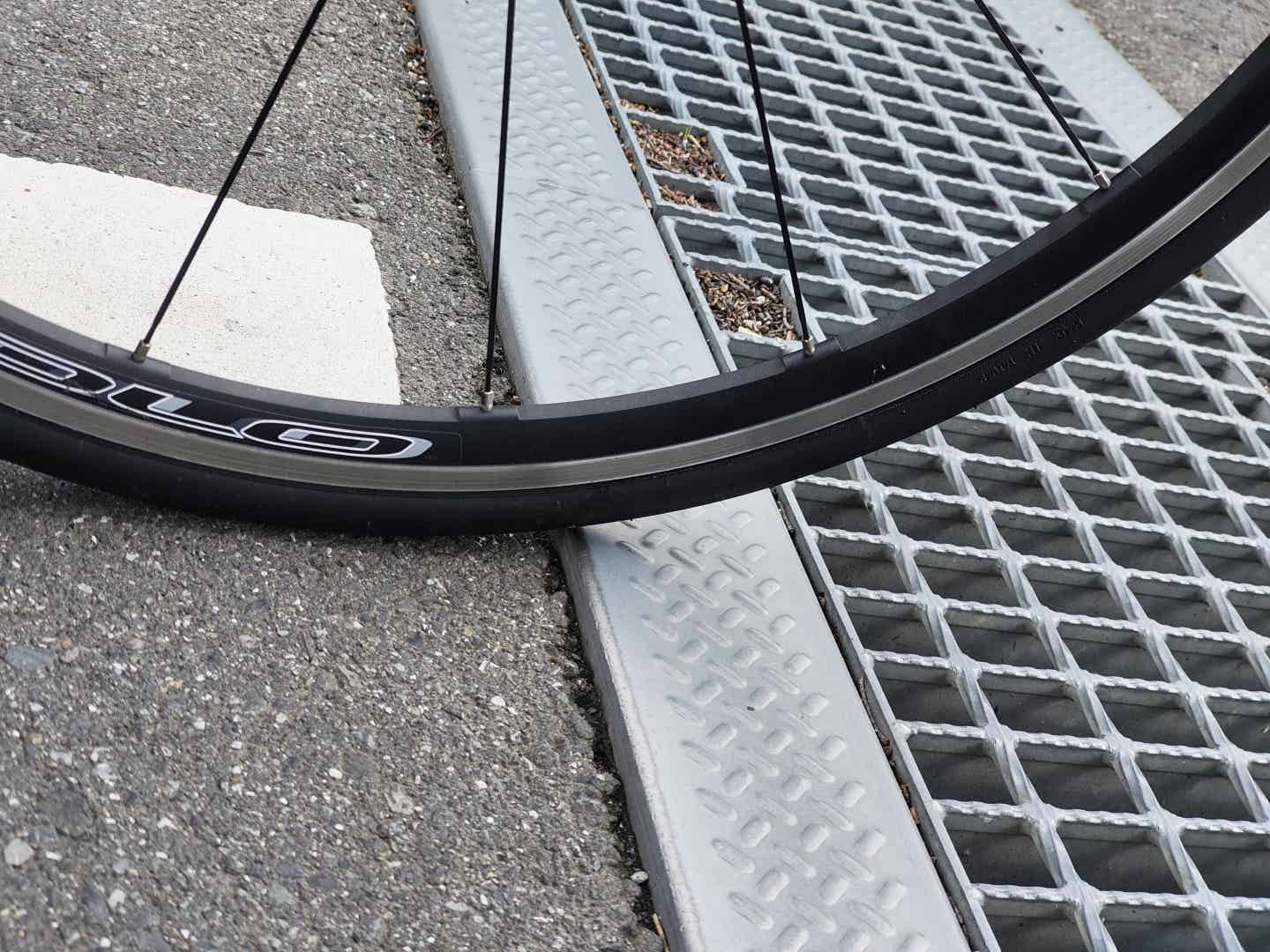 グレーチングの段差のラテックスチューブの振動テスト