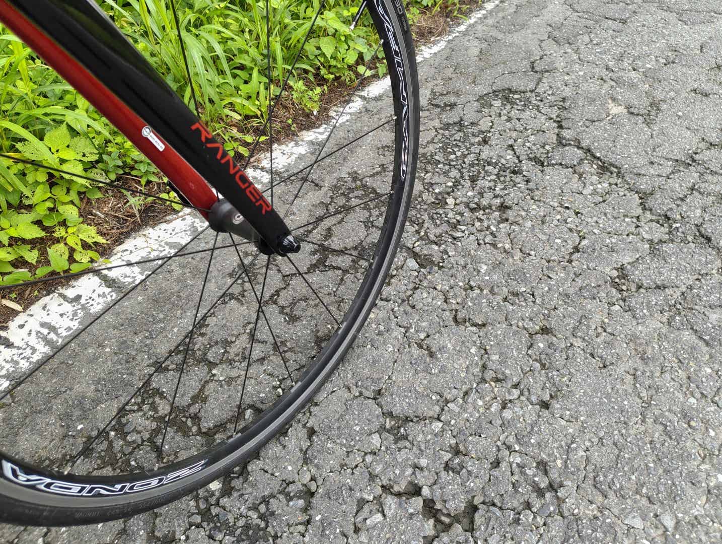ラテックスチューブでアスファルトの凹凸を感じるテスト