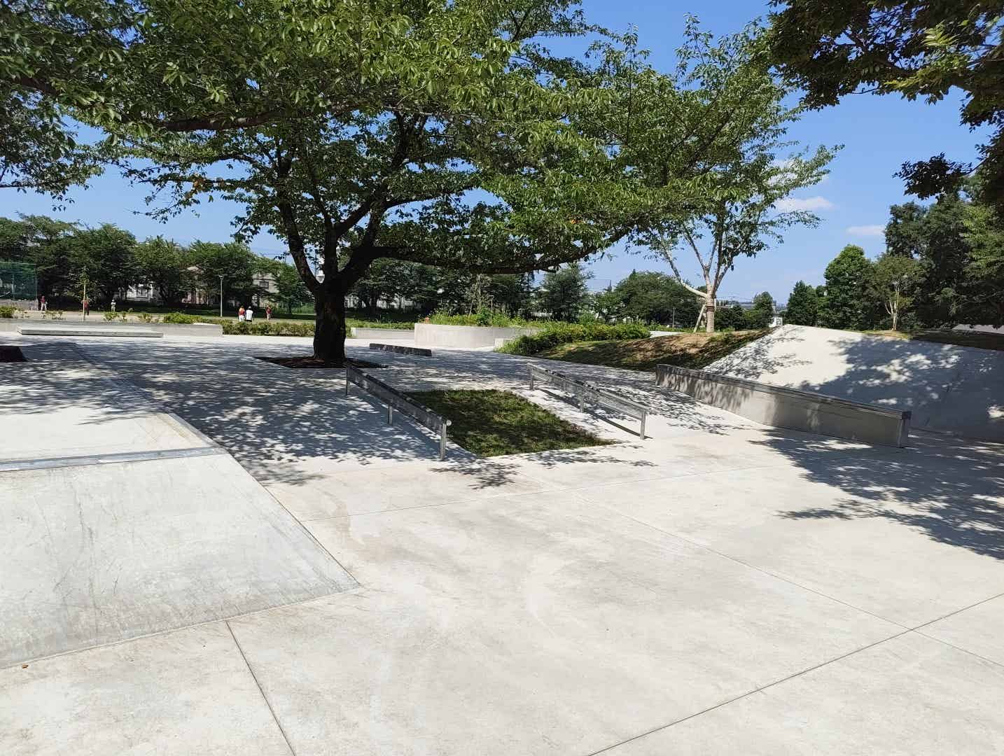 アーバンスポーツエリアのバンクとレール