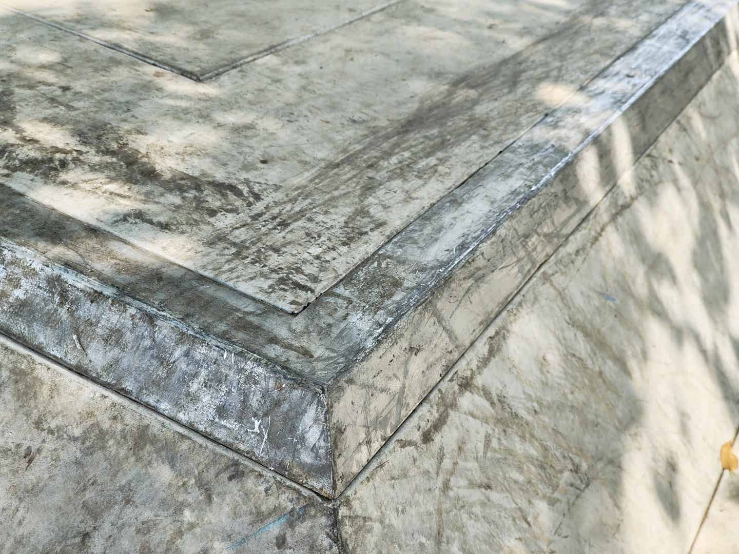 セクションの金属部分