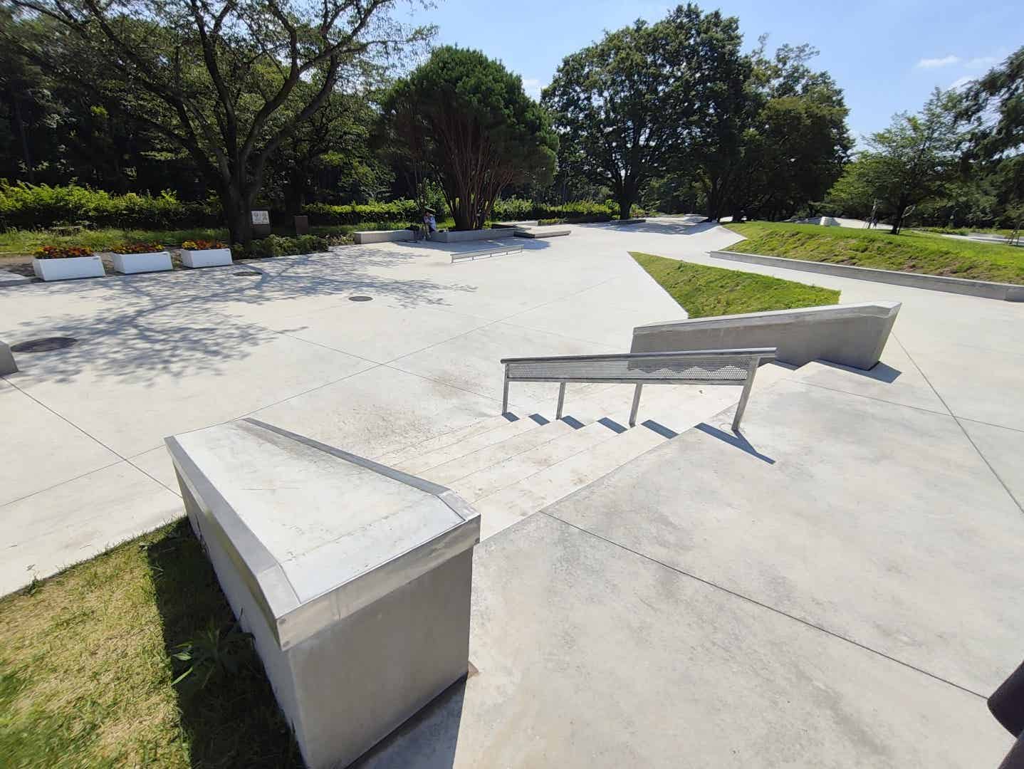 アーバンスポーツエリアの階段とレールセクション