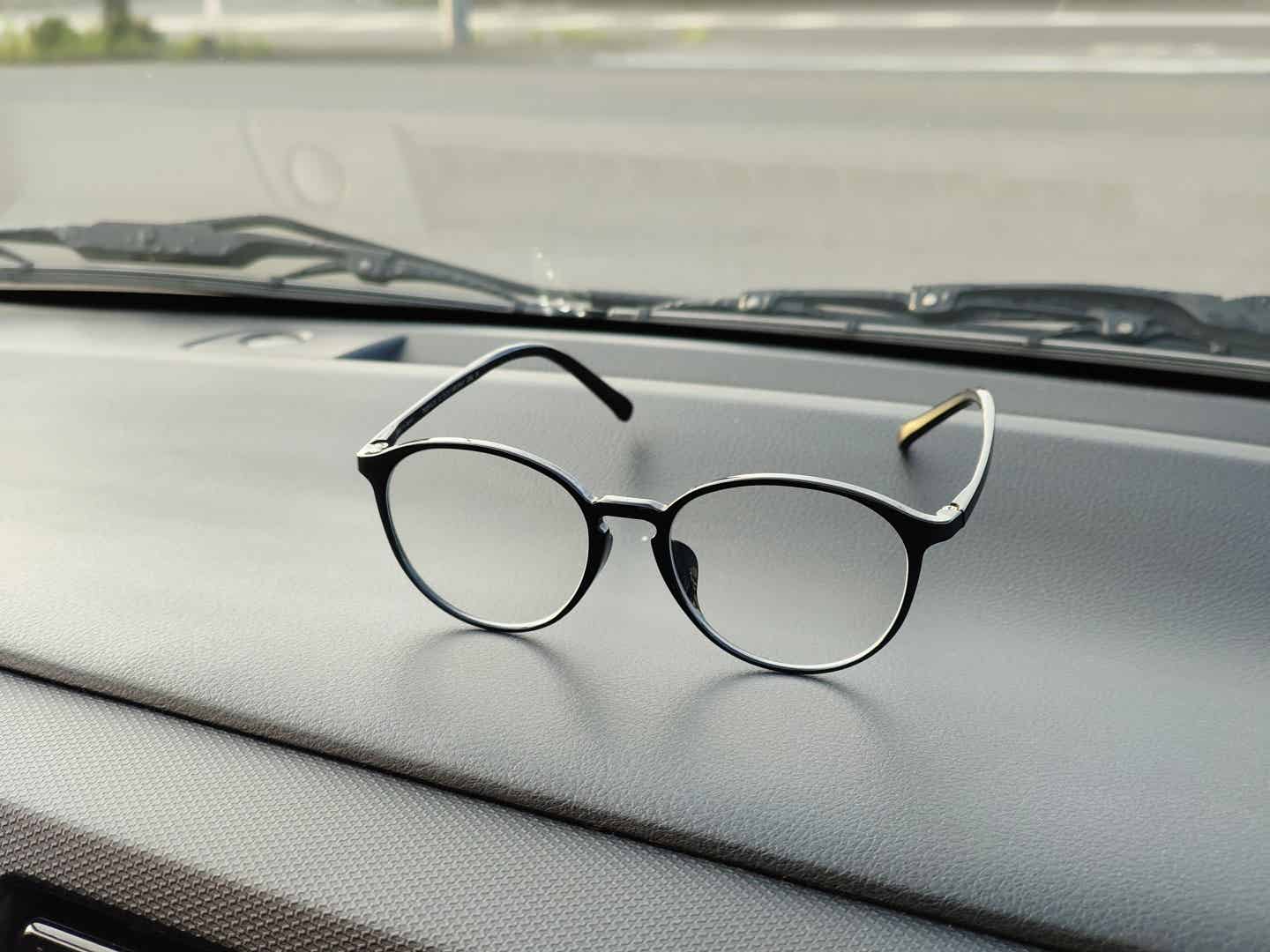 車の運転時に変色しない紫外線調光サングラス