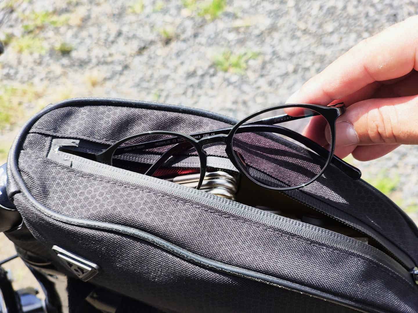 調光サングラスを
バッグから出す