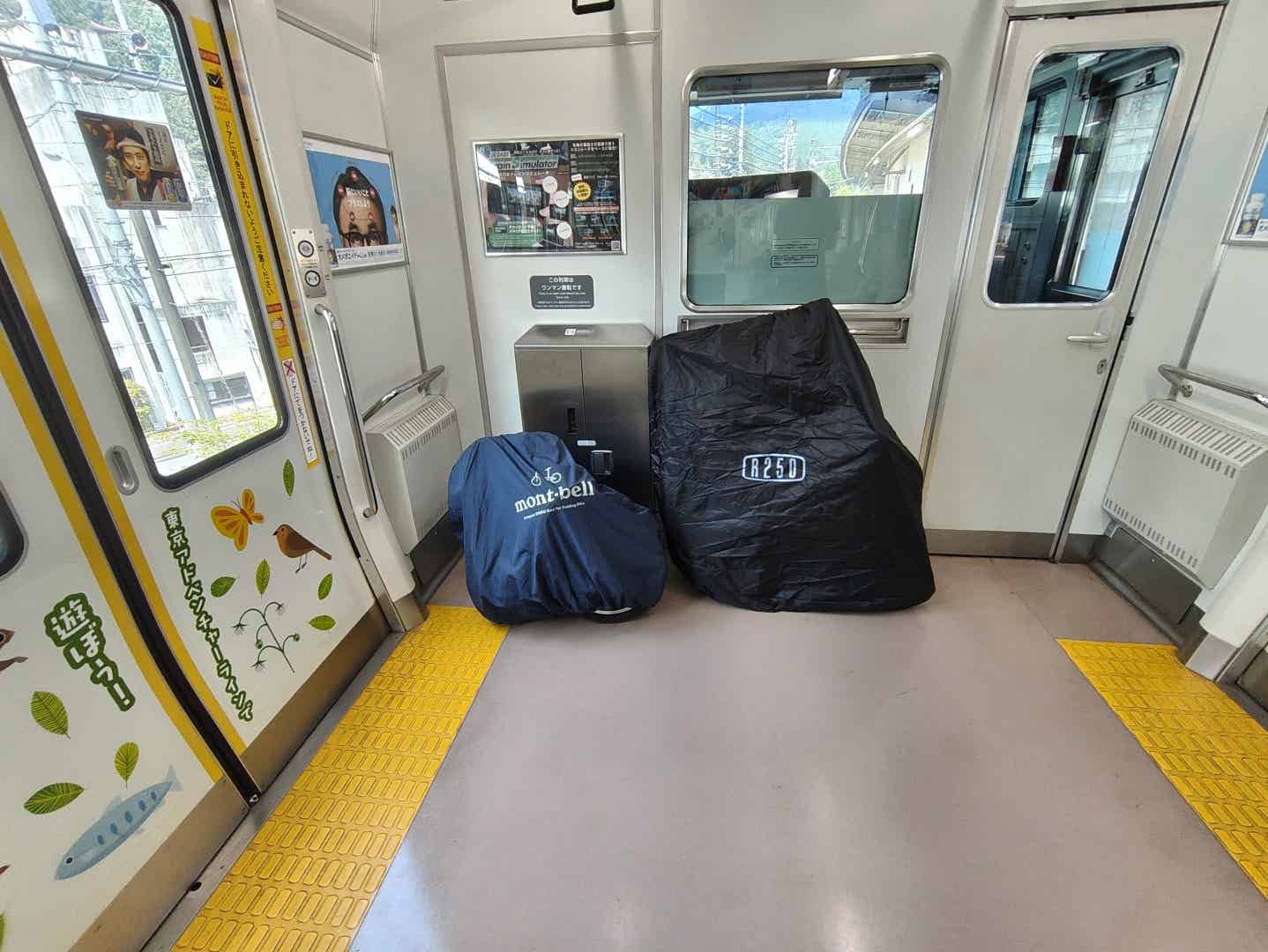 青梅線の電車内のTR-F16の輪行