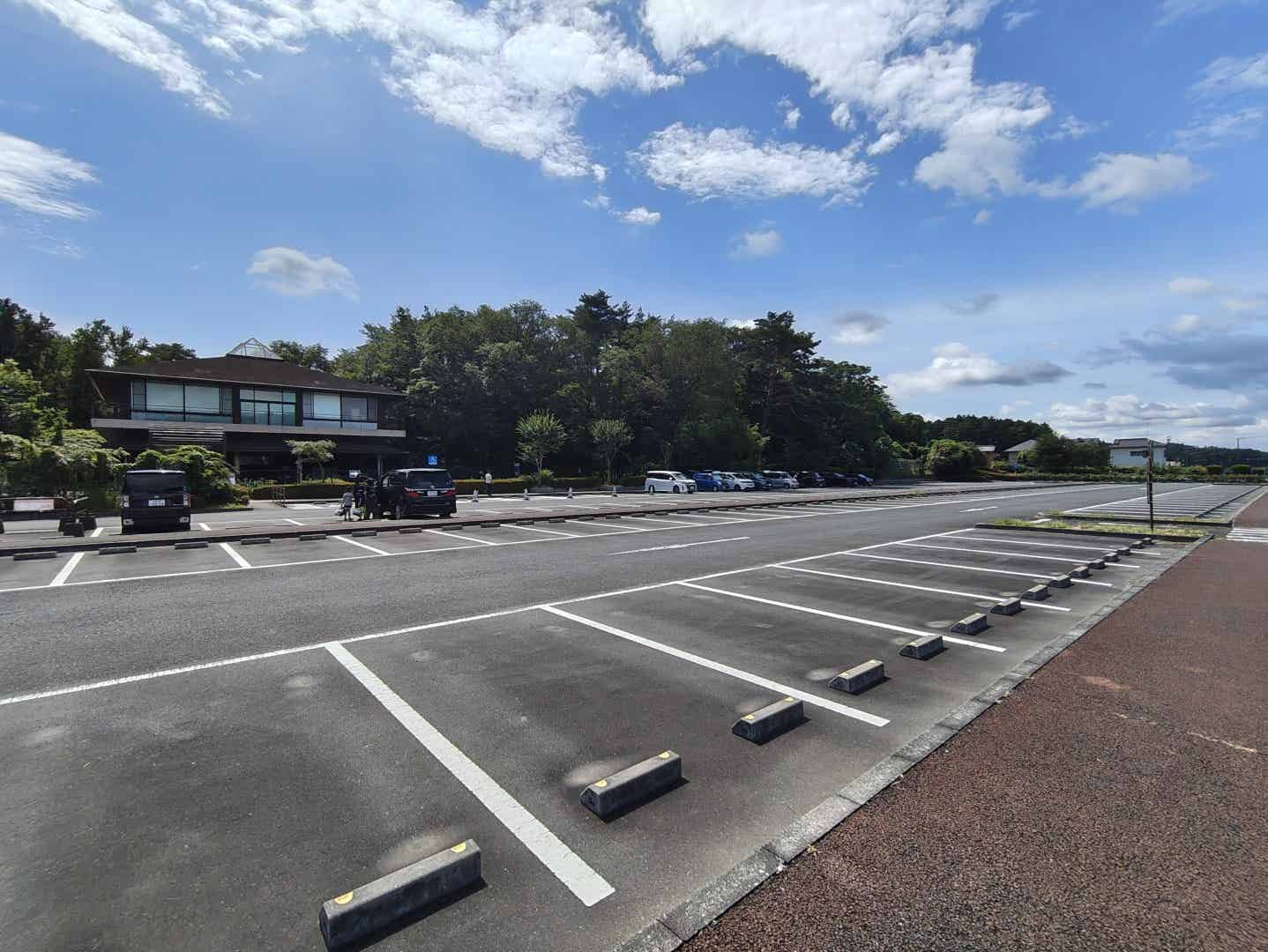森林公園西口の駐車場