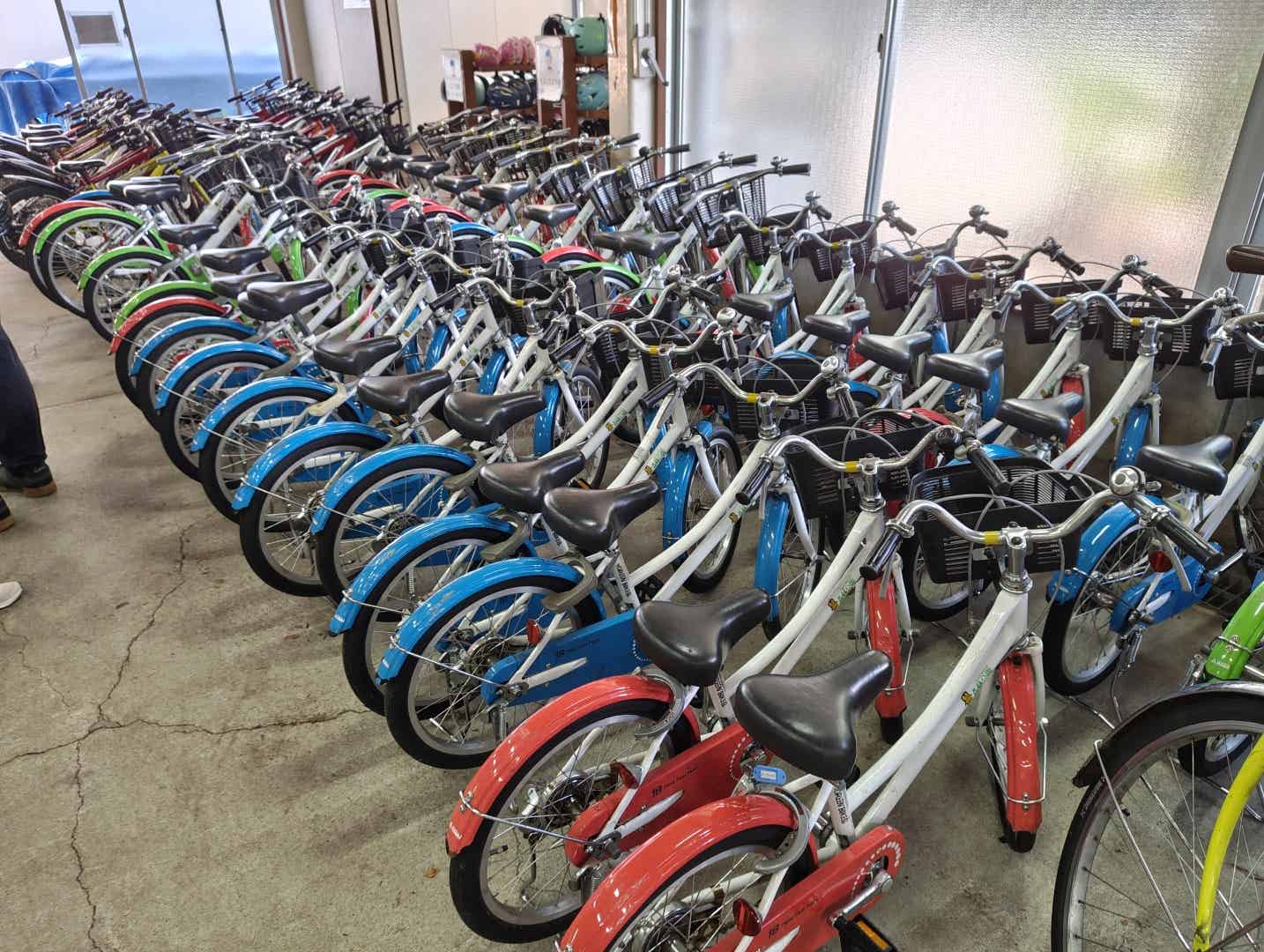 森林公園のサイクリングセンターの子ども用自転車
