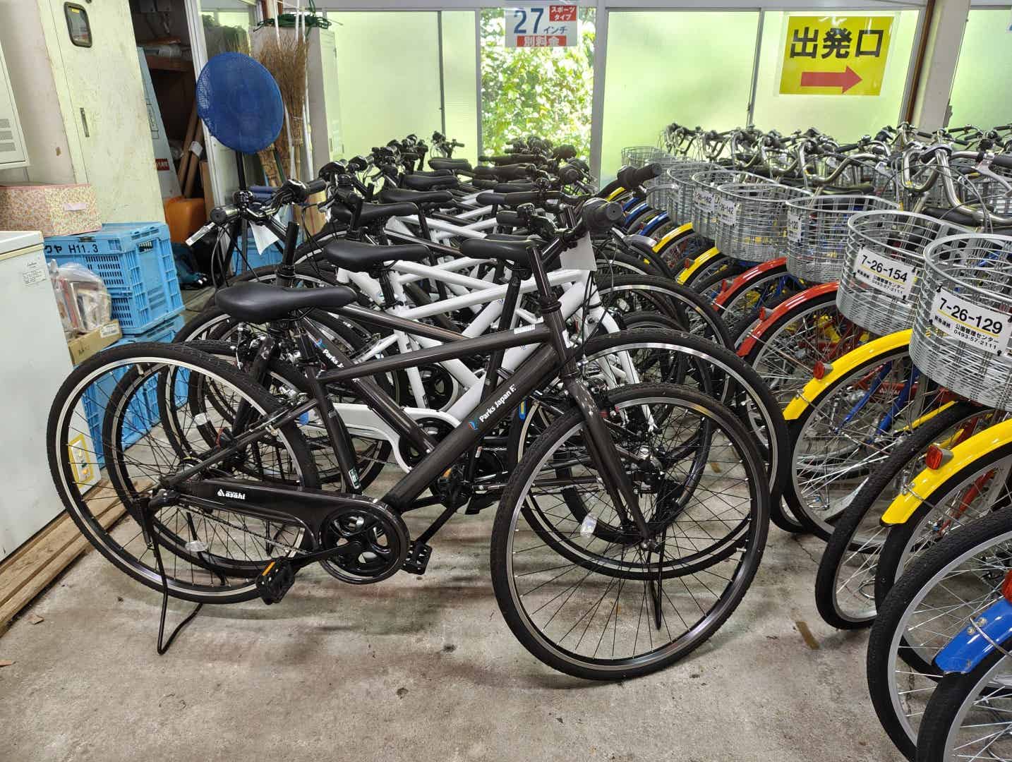 森林公園のサイクリングセンターのクロスバイク