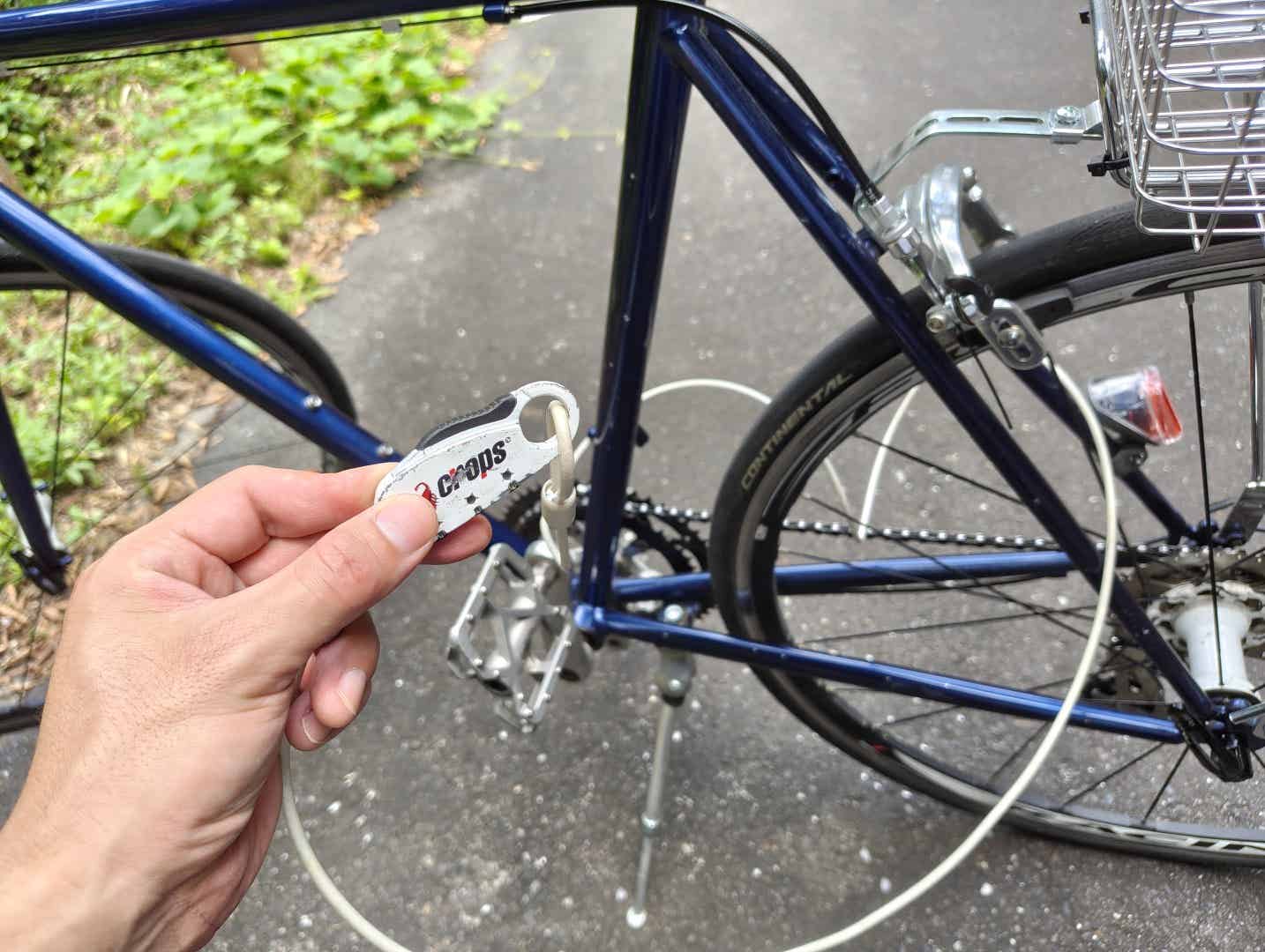 自転車にカギをかける