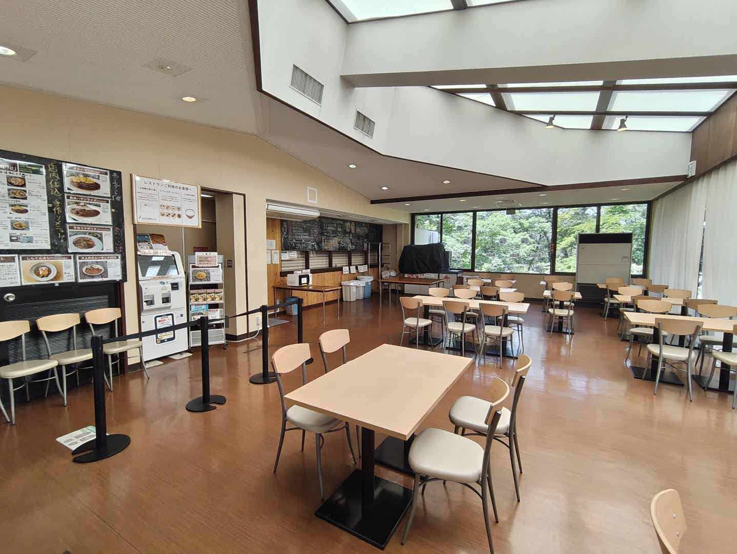 森林公園の中央レストランの内部