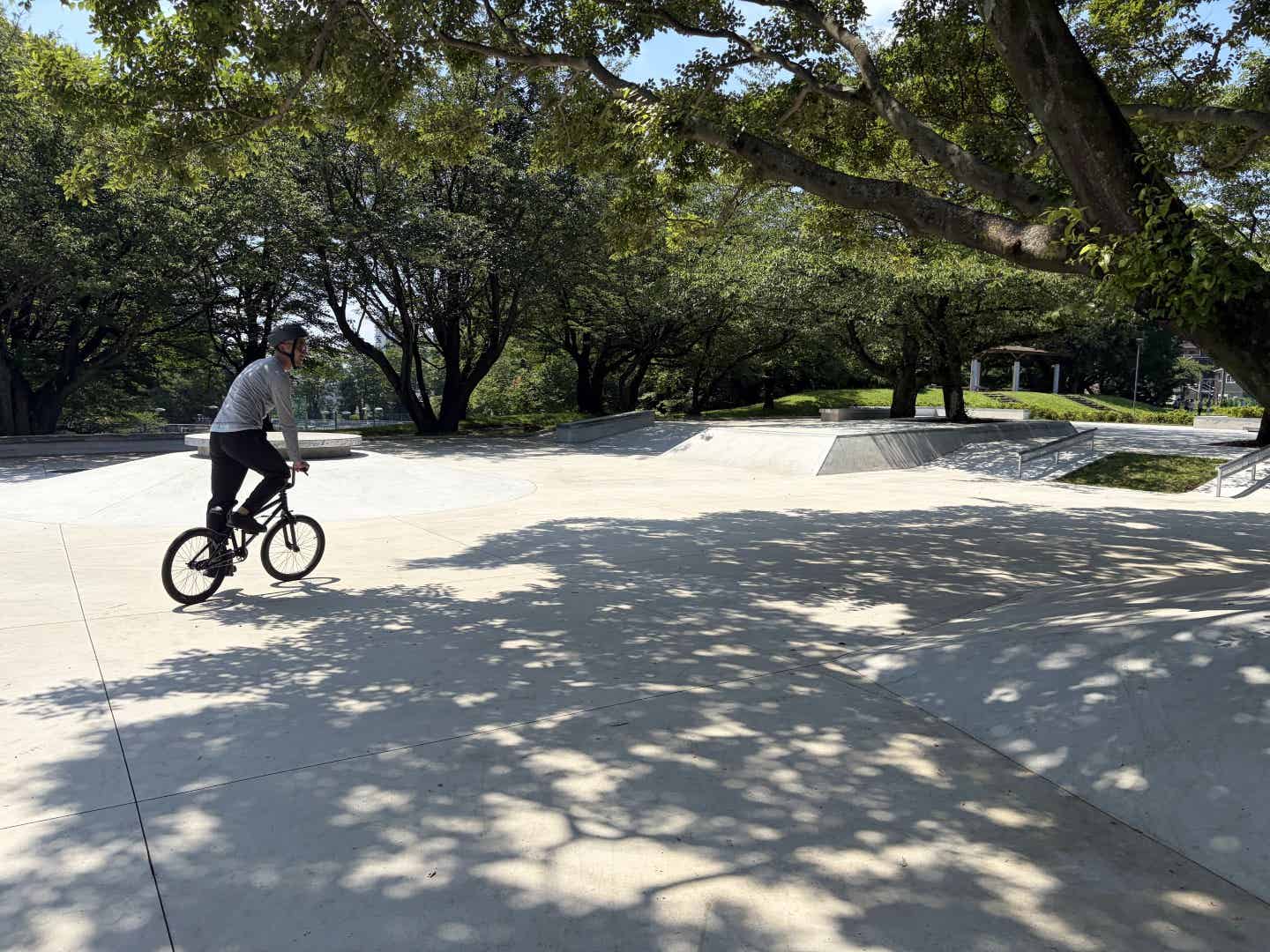 アーバンスポーツエリアをBMXで走る筆者