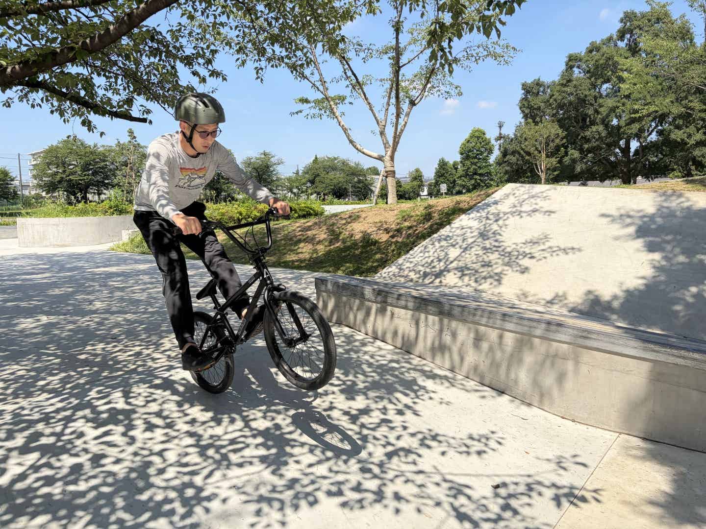 アーバンスポーツエリアでBMXでマニュアルをする筆者