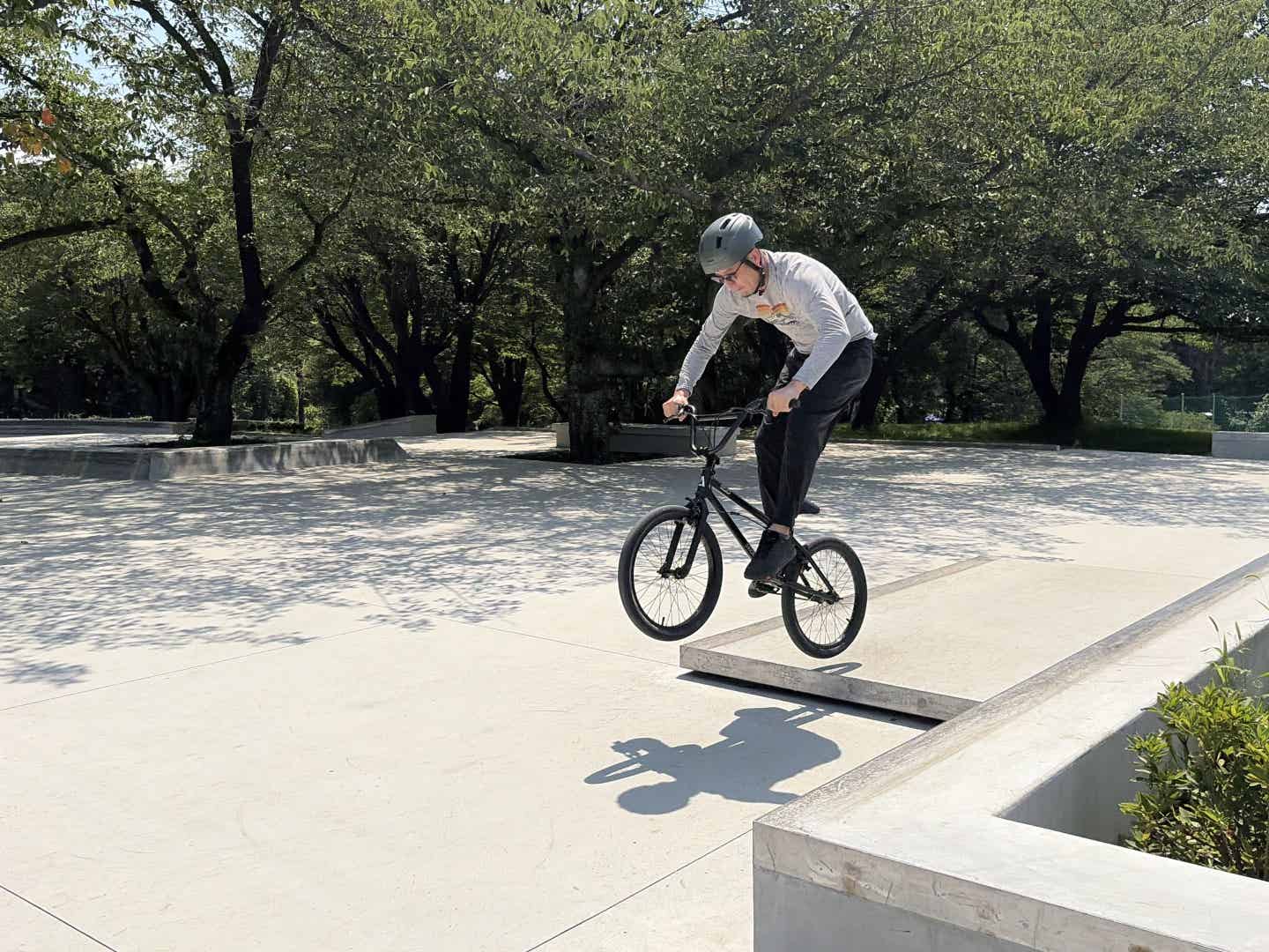 アーバンスポーツエリアのボックスをジャンプする筆者