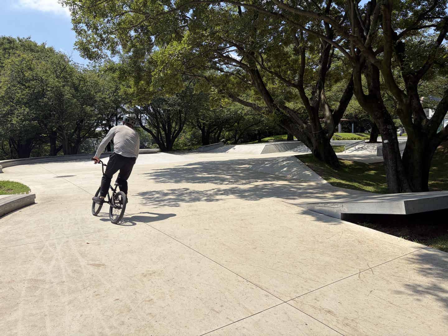 アーバンスポーツエリアをBMXで走る筆者