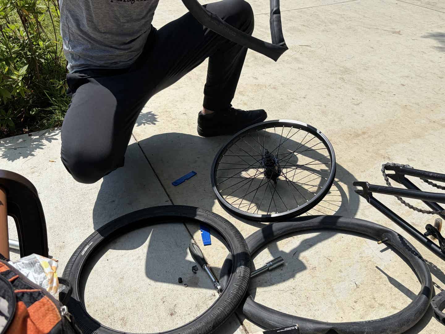 アーバンスポーツエリアでBMXのパンク修理