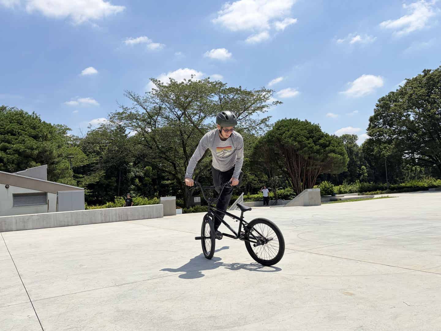 アーバンスポーツエリアでBMXのフラットランド練習をする筆者