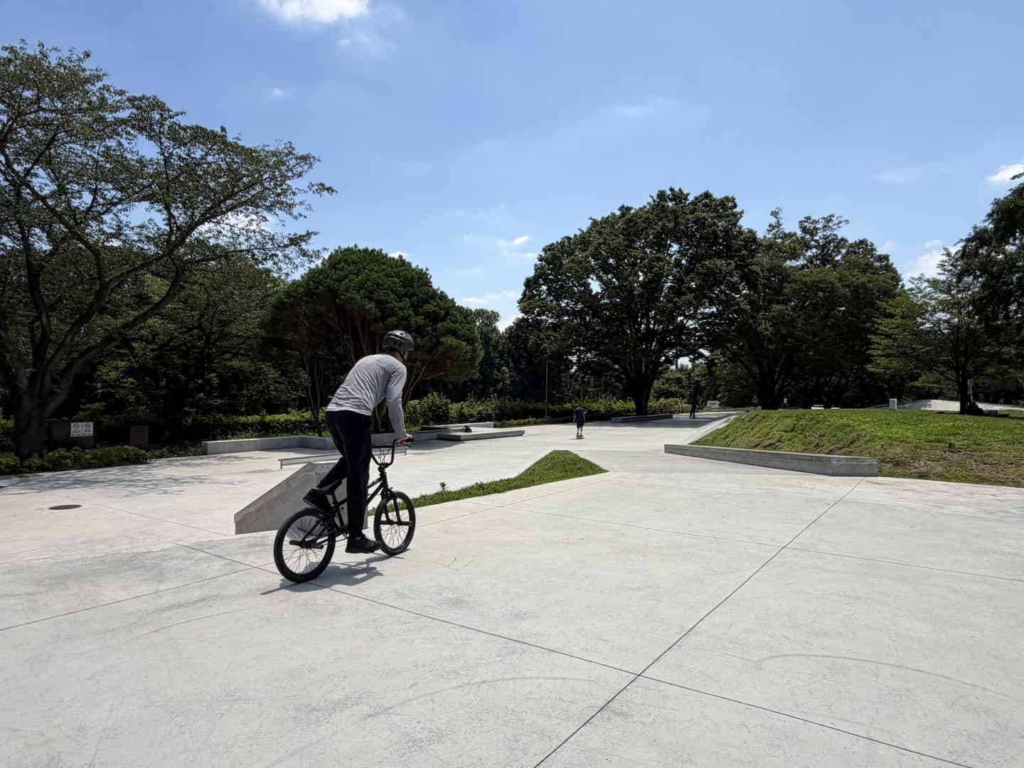 アーバンスポーツエリアをBMXで走る筆者
