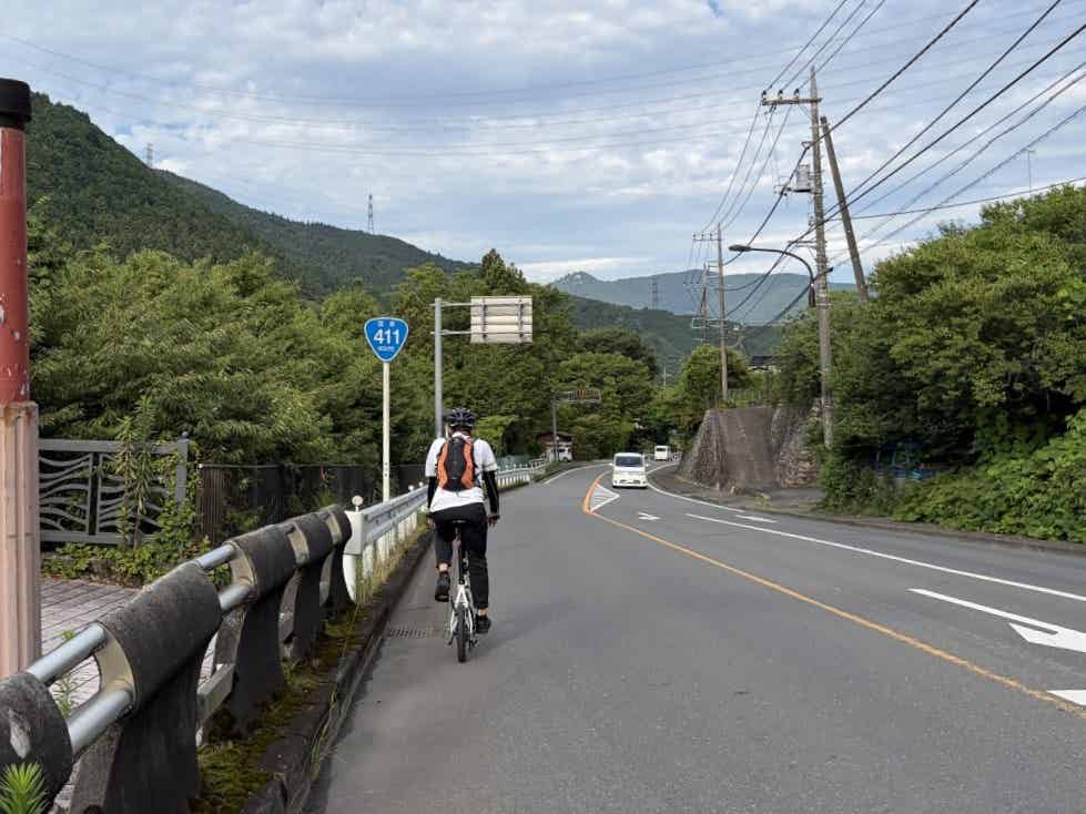 折りたたみ自転車で奥多摩湖を目指す筆者