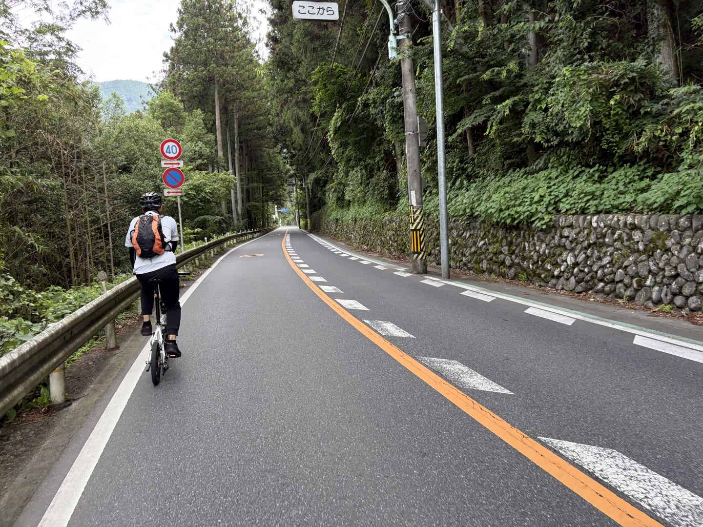 奥多摩湖への道をTR-F16で走る筆者