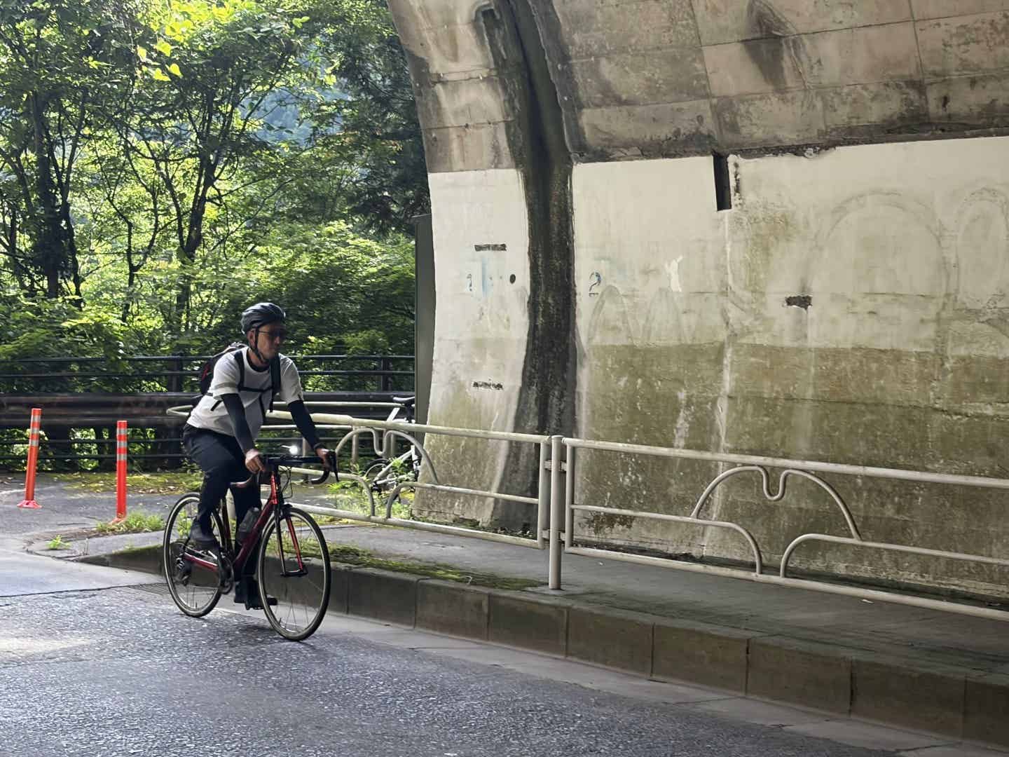 調光サングラスでトンネルに入ったところ