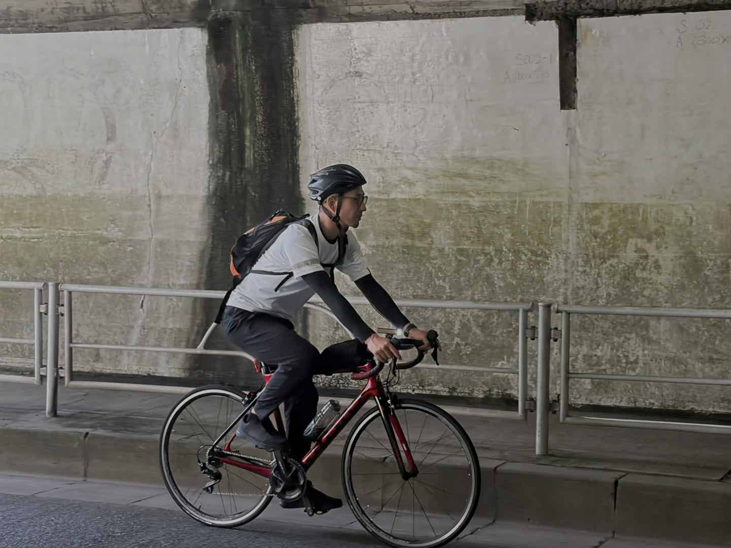 調光サングラスで暗い場所を走る筆者
