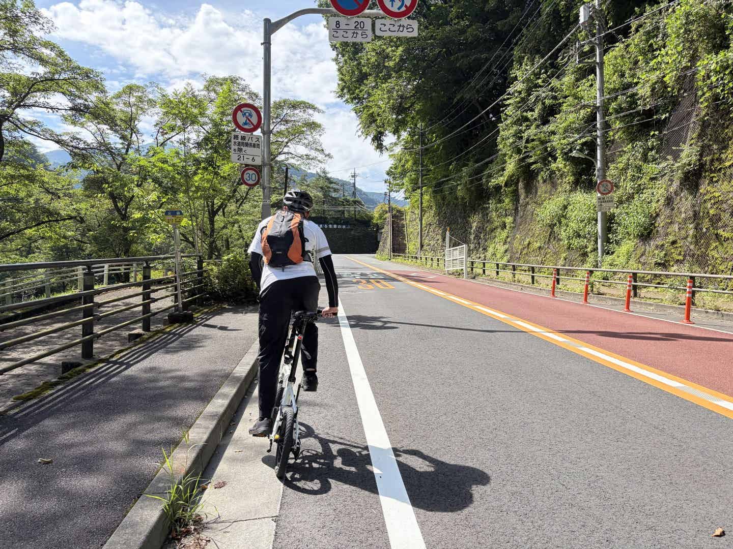 奥多摩湖前の上り坂を折りたたみ自転車で走る